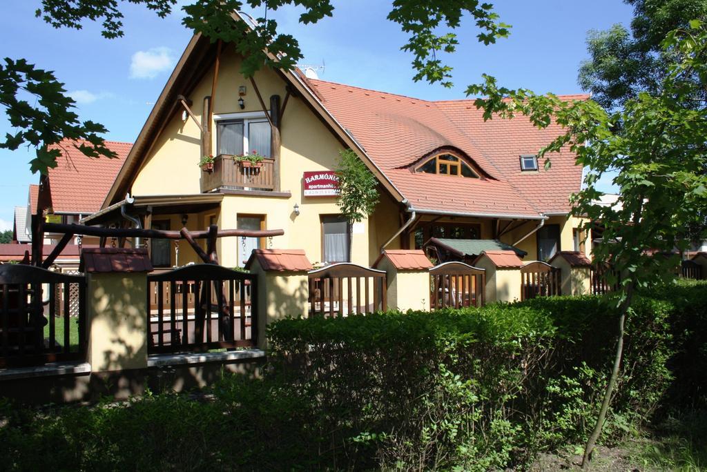 Harmonia Apartmanhaz ไฮจ์ดุสโซบอสโล ภายนอก รูปภาพ