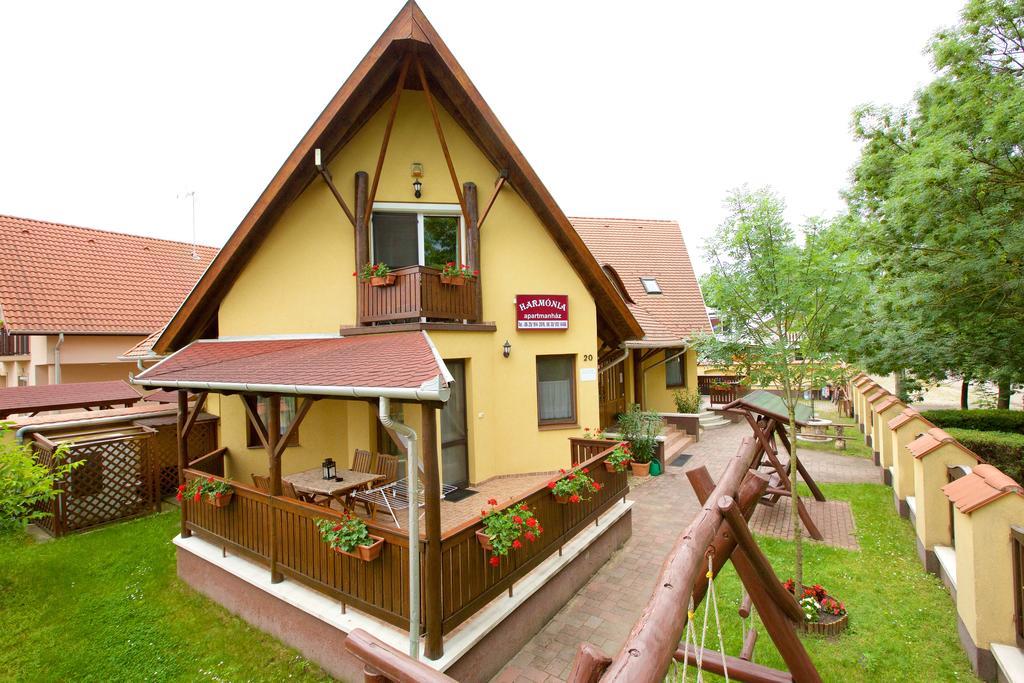 Harmonia Apartmanhaz ไฮจ์ดุสโซบอสโล ภายนอก รูปภาพ