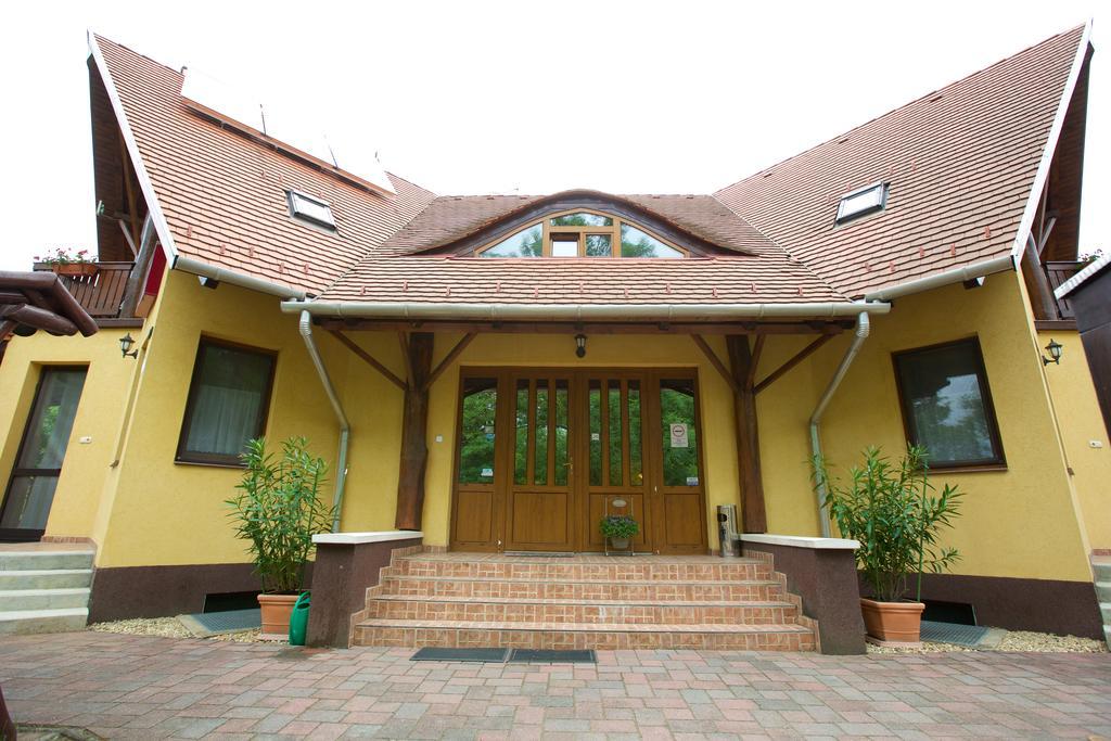 Harmonia Apartmanhaz ไฮจ์ดุสโซบอสโล ภายนอก รูปภาพ